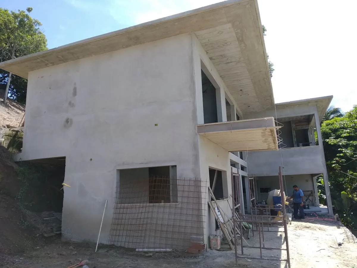 Residência em construção com dois pavimentos em estrutura e alvenaria, ainda sem esquadrias